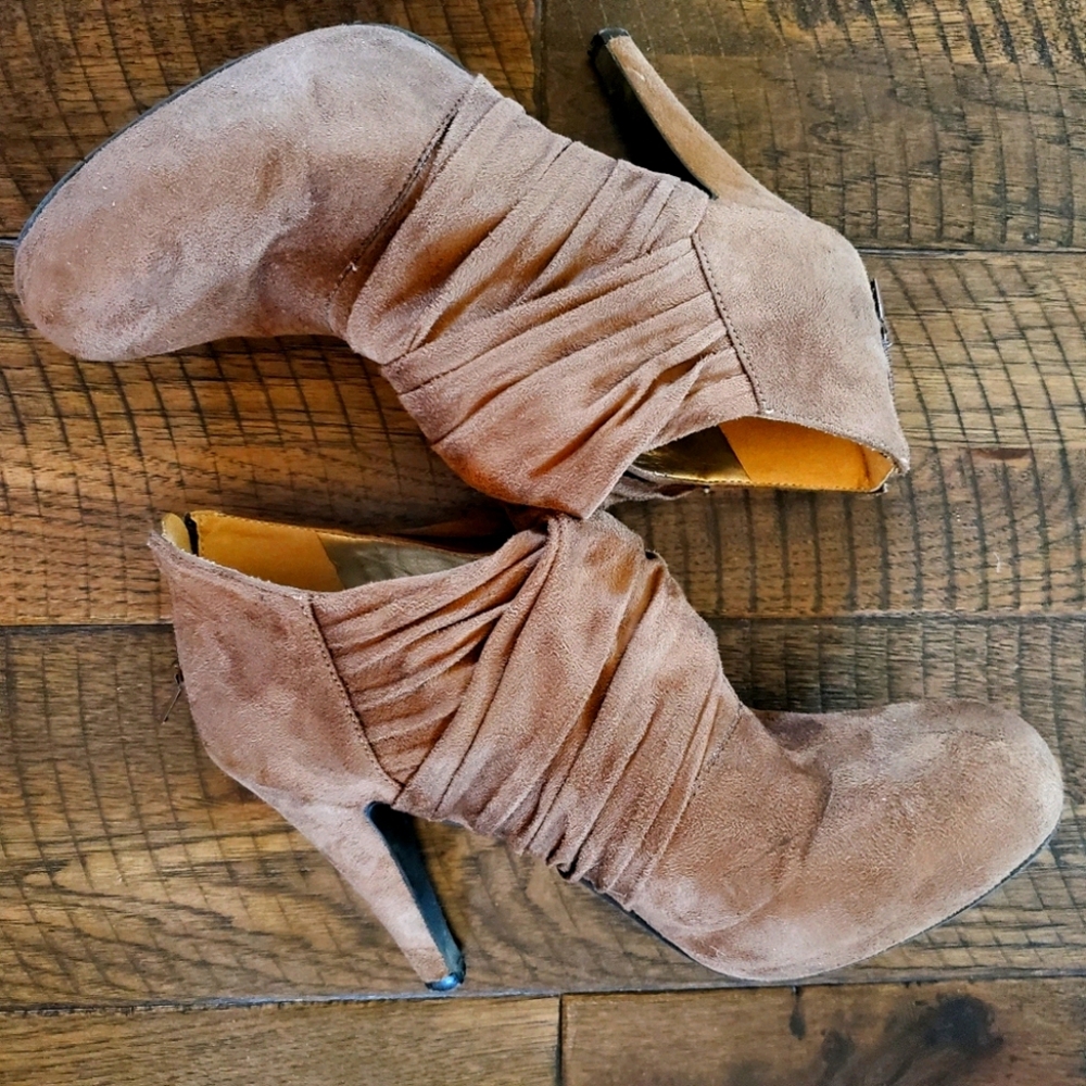 Victor Alfaro Heels